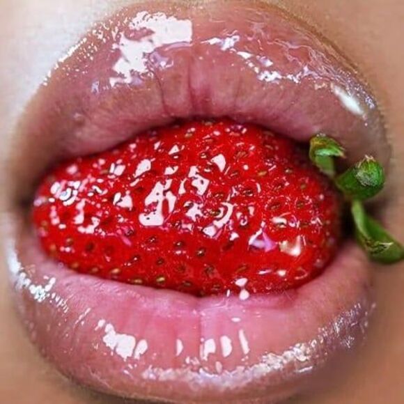 TRULY Beauty: Soft Serve Luxury Peptide Lip Oil - Picture 6 of 9